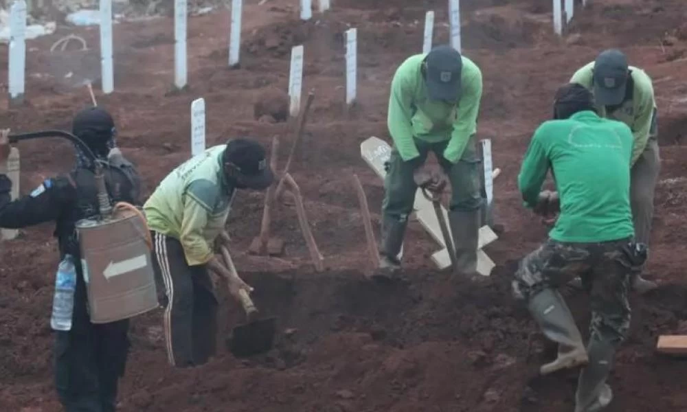 Δεν φορούσαν μάσκες και τους έβαλαν να σκάψουν τάφους για νεκρούς της πανδημίας